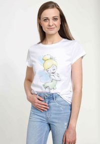Bílá bavlněná tričko s barevným potiskem Tinkerbell. Krátké rukávy, kulatý výstřih, v kombinaci s světlými modrými džínami s oděvy.