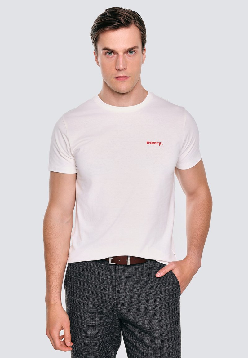 Balta medvilninė marškinėliai su raudona "merry." užrašu ant krūtinės, derinami su pilkais langeliais kelnais ir rudu diržu.