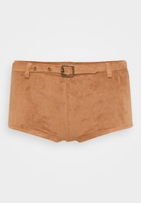Shorts in camoscio beige con fronte piatto, dotati di una fibbia metallica quadrata, passanti per la cintura e due bottoni dorati ornamentali sulla vita.