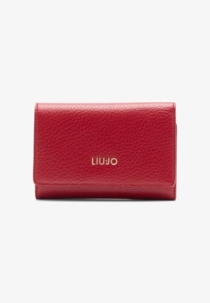 Raudona odinė piniginė su tekstūruotu paviršiumi. Priekyje yra auksinis "LIUJO" logotipas. Kompaktiškas, stačiakampis dizainas su snap uždarymu.