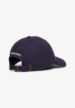 Gorra de béisbol de algodón azul marino con correa ajustable, con el logo bordado en rosa "SUPERDRY" en la parte posterior. Visera curva y detalles cosidos.