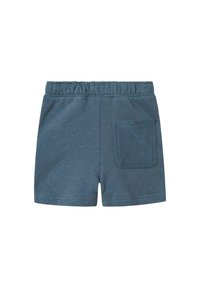 Pantalones cortos de algodón azules con una cinturilla elástica, que presentan un bolsillo trasero con parche y una textura moteada en toda la tela.