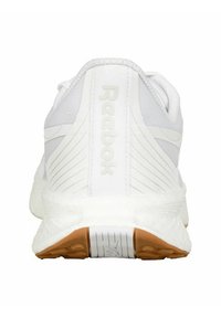 Zapatillas deportivas blancas con parte superior de tela texturizada, suela de goma y un sutil logotipo en el talón. Cuenta con una media suela acolchada.