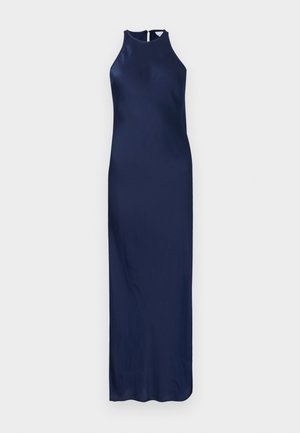 Abito in satin blu navy con collo alto e senza maniche. Presenta una texture liscia e una cerniera nascosta sul retro. Silhouette lunga e aderente.