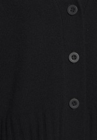 Schwarze Strickjacke aus strukturiertem Strickmaterial mit vier großen, dunklen Knöpfen und einem gerippten Saum.