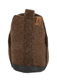 Brun filttoffel med en texturerad ovandel och en svart gummisula. Har en liten läderetikett nära toppen. Enkel, rundad form.