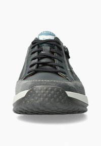 Basket en cuir et daim gris avec lacets noirs, semelle blanche et motif de traction texturé. Présente un logo bleu sur la languette et des accents de couture.