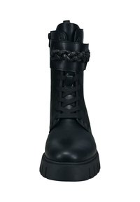 Černá kožená kotníková bota s robustní podrážkou, šněrováním vpředu a copánkovým detaily kolem kotníku. Hladká textura a pevný design.