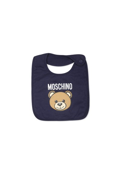 Il bavaglino blu navy presenta una grafica di un orso e il testo “MOSCHINO”. Realizzato in tessuto morbido, con scollatura rotonda e chiusura a scatto.