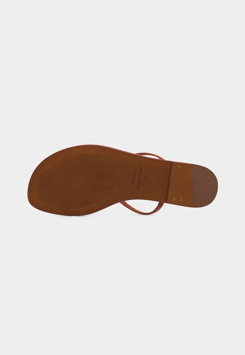 Semelle de sandale en cuir marron avec le nom de la marque "Polo by Ralph Lauren" et la taille 7B visibles, photographiée par en dessous sur fond blanc.