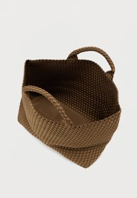 Καφέ υφαντό τσάντα ώμου με υφή υλικού, διαθέτει δύο λαβές και ανοιχτό επάνω μέρος. Το εσωτερικό έχει λείο φινίρισμα.