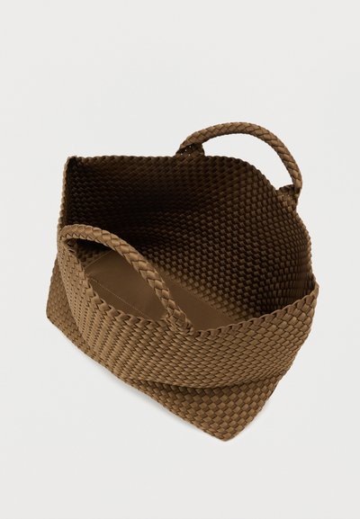 Καφέ υφαντό τσάντα ώμου με υφή υλικού, διαθέτει δύο λαβές και ανοιχτό επάνω μέρος. Το εσωτερικό έχει λείο φινίρισμα.