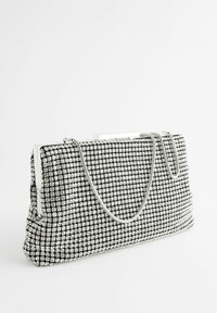 Hopea strassikoristeinen clutch-laukku, jossa on suorakulmainen muoto, metalliset yksityiskohdat ja ohut, irrotettava ketjuhihna.