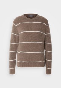 Pull marron duveteux avec des rayures horizontales blanches, manches longues et col rond.