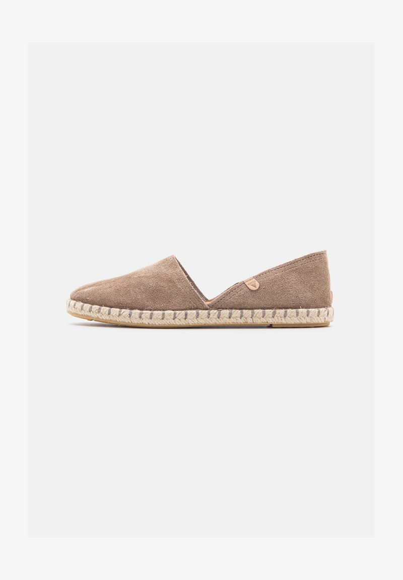Espadrille en daim marron avec semelle en jute tressée et petit talon, vue de côté sur fond clair uni.