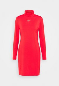 Czerwona sukienka z długim rękawem i golfem, wykonana z teksturowanej tkaniny, z małym, odblaskowym logo Nike na piersi.