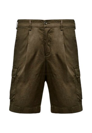 Pantaloncini cargo marroni con chiusura con bottone e zip, passanti per cintura e tasche con patta su entrambe le cosce, mostrati su sfondo bianco uniforme.