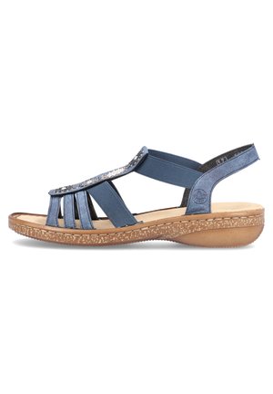 Les sandales bleues à talons ouverts présentent des sangles verticales, des accents décoratifs et une semelle texturée. La partie supérieure est fabriquée en tissu doux.