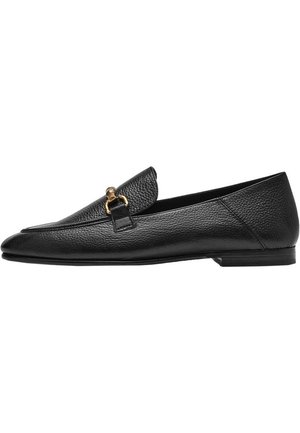 Mocassin en cuir noir texturé avec un ornement mors en or sur le devant et un petit talon plat.