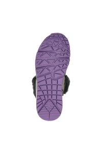 Suela de goma morada con un patrón de agarre texturizado, acompañada de una parte superior gris fuzzy. Diseño general adecuado para el uso casual.