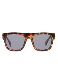Gli occhiali da sole tartaruga presentano una montatura rettangolare audace con lenti grigie scure. Il materiale ha una texture lucida con motivi arancioni e marroni.