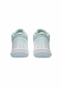 Baskets de sport bleu clair avec une partie arrière brillante, tige en mesh, accents orange et semelle texturée, présentant un design profil bas.