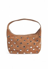 Borsa a spalla in suede marrone con borchie metalliche tonde, chiusura con zip e tracolla larga. Forma piatta con una superficie liscia e un design moderno.