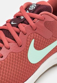 Nike Performance W NIKE REVOLUTION 6 - Tenisice za cestovno trčanje - canyon rust/mint foam/burgundy crush/summit white/med brown