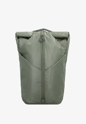 Roll-top rugzak in olijfgroen, gemaakt van duurzaam nylon. Beschikt over een centrale rits en een paneelnaad ontwerp, met logo weergegeven in de onderste hoek.