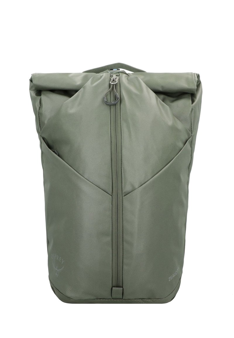 Zaino roll-top di colore verde oliva, realizzato in nylon resistente. Presenta una chiusura centrale con zip e un design a cucitura pannello, con il logo visibile nell'angolo in basso.