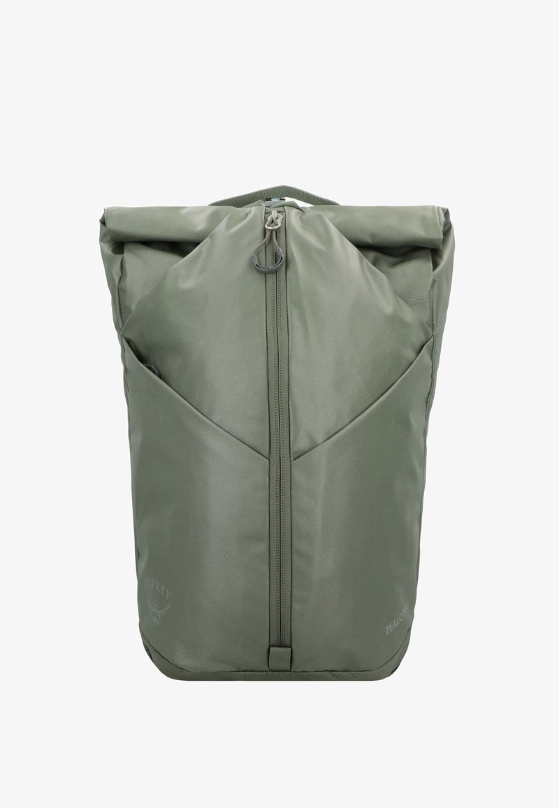 Zaino roll-top di colore verde oliva, realizzato in nylon resistente. Presenta una chiusura centrale con zip e un design a cucitura pannello, con il logo visibile nell'angolo in basso.