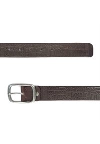 Cinturón de cuero marrón con diseño de texto grabado, hebilla de metal plateado y cinco agujeros de ajuste. Textura suave y forma rectangular.