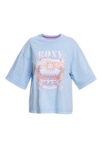 Camiseta oversized de color azul claro con mangas cortas, que presenta una impresión gráfica de un sol, flores y olas. Material de algodón con un ajuste relajado.