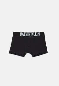 Zwarte heren boxer briefs met het Calvin Klein-logo in het wit op de tailleband, plat gelegd op een witte achtergrond.