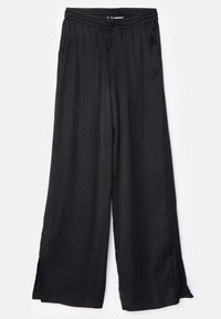 Svart vida byxor i smidig tyg med elastisk midja och dragsko. Har sidoklipp i fållen för extra detalj.