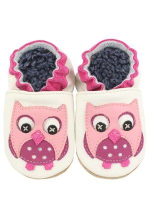 Leder-Babyschuhe mit einem rosa Eulenmotiv, lila Akzenten, grau-rosa Besatz und einem weichen, strukturierten Innenfutter.