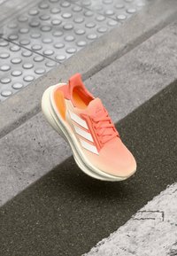 ULTRABOOST 5X - Løpesko for vei - semi coral/off white/flash orange