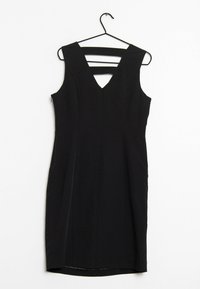 Robe noire sans manches avec un décolleté en V profond, ornée de trois bandes horizontales dans le dos, et une silhouette ajustée avec des poches latérales.