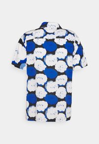 Chemise à manches courtes avec un motif floral abstrait bleu, blanc et noir, présentée à plat vu de l'arrière sur un fond blanc.