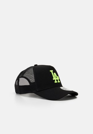 Schwarze Mesh-Baseballkappe mit einem neongrünen LA-Logo auf der Vorderseite. Der Schirm ist flach und verfügt über einen Snapback-Verschluss zur Größenanpassung.