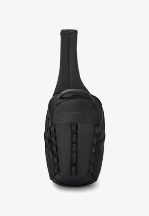 Fekete keresztpántos hátizsák, texturált külsővel, cipzáras zsebbel, állítható pánttal és elasztikus szalagokkal kiegészítők számára. Larkson logó látható.