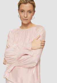 s.Oliver BLACK LABEL MIT VOLANTÄRMEL - Blouse - perlmuttrosa