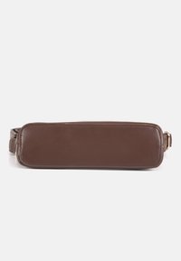 Bolso rectangular de cuero marrón con bordes cosidos, base plana y una correa lateral con hebilla metálica sobre un fondo liso.