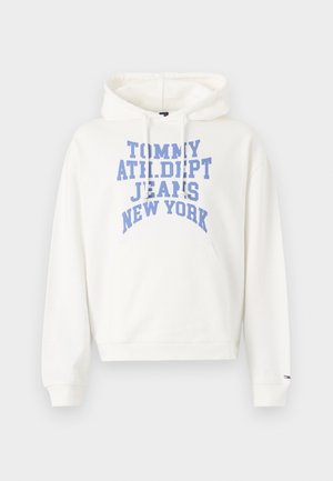 Valge kapuutsiga dressipluus pehmest materjalist, millel on suur sinine trükk tekstiga "TOMMY ATHLDPT JEANS NEW YORK." Lisaks on ees tasku ja paelad.