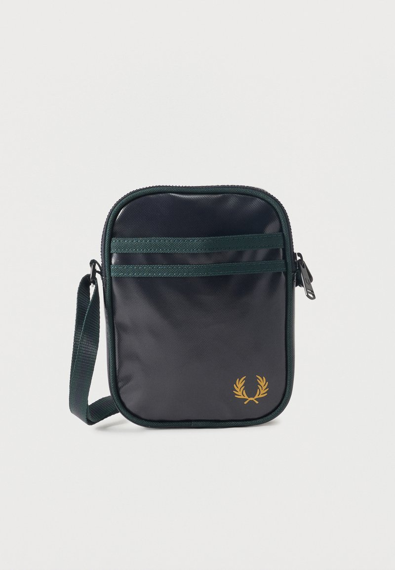 Μικρή μαύρη και σκούρα πράσινη τσάντα χιαστί με εμπρός τσέπες με φερμουάρ και ρυθμιζόμενο ιμάντα ώμου, με μικρό χρυσό λογότυπο δάφνης.