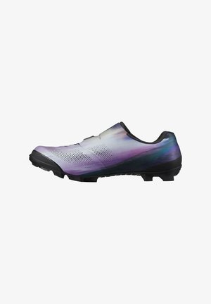 Scarpa da ciclismo con tomaia sfumata viola e blu, perforata per la ventilazione, e suola nera con tacchetti per la presa.