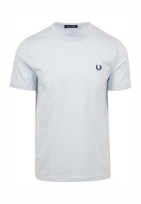 T-shirt in cotone azzurro chiaro con collo a giro, maniche corte e logo ricamato blu navy sul lato sinistro del petto. Design semplice, texture liscia.