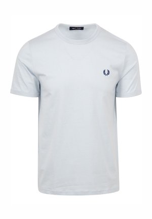 T-shirt in cotone azzurro chiaro con collo a giro, maniche corte e logo ricamato blu navy sul lato sinistro del petto. Design semplice, texture liscia.