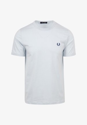 T-shirt in cotone azzurro chiaro con collo a giro, maniche corte e logo ricamato blu navy sul lato sinistro del petto. Design semplice, texture liscia.