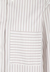 Camicia a righe dai colori chiari con scollatura a V e taschino sul petto. Il tessuto è liscio con righe sottili e più ampie alternate.